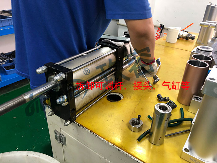 拆卸增壓缸可調(diào)桿、接頭、氣缸等