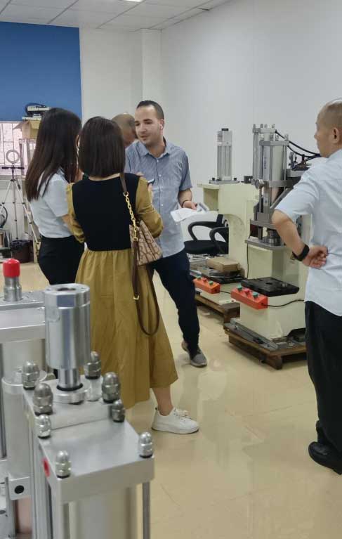 玖容公司與外國(guó)客戶(hù)合作圓滿(mǎn)結(jié)束